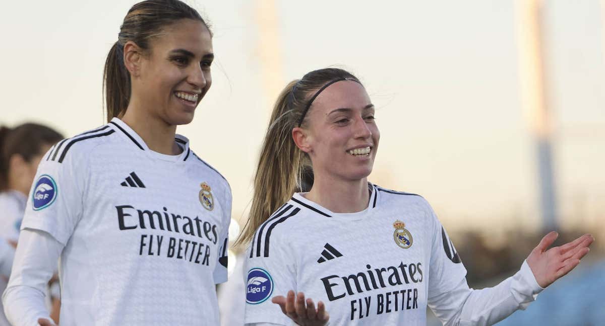 Eva Navarro, jugadora del Real Madrid, celebra junto a Mäelle Lakrar su primer gol como jugadora blanca en el partido ante el Granada en Liga F.