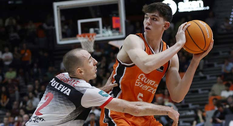 Sergio de Larrea, con la bola, durante el partido entre el Valencia Basket y el Covirán Granada.