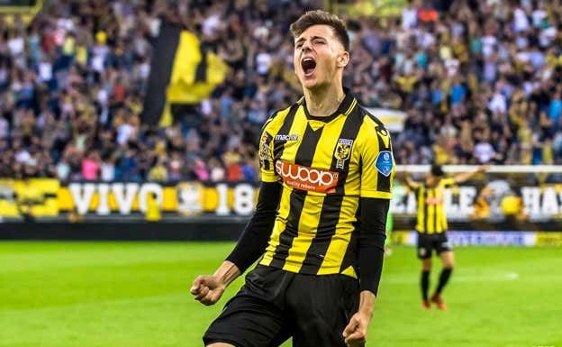 Mason Mount celebra un gol con el Vitesse. @MIJNVITESSE.