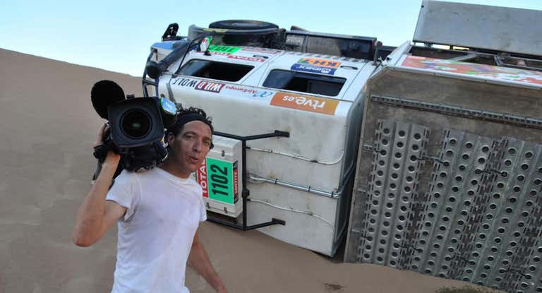 Ashley Pla, junto al camión volcado de RTVE.