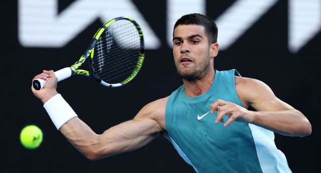 Carlos Alcaraz luce bíceps y cabeza en un estreno ilusionante en el Open de Australia