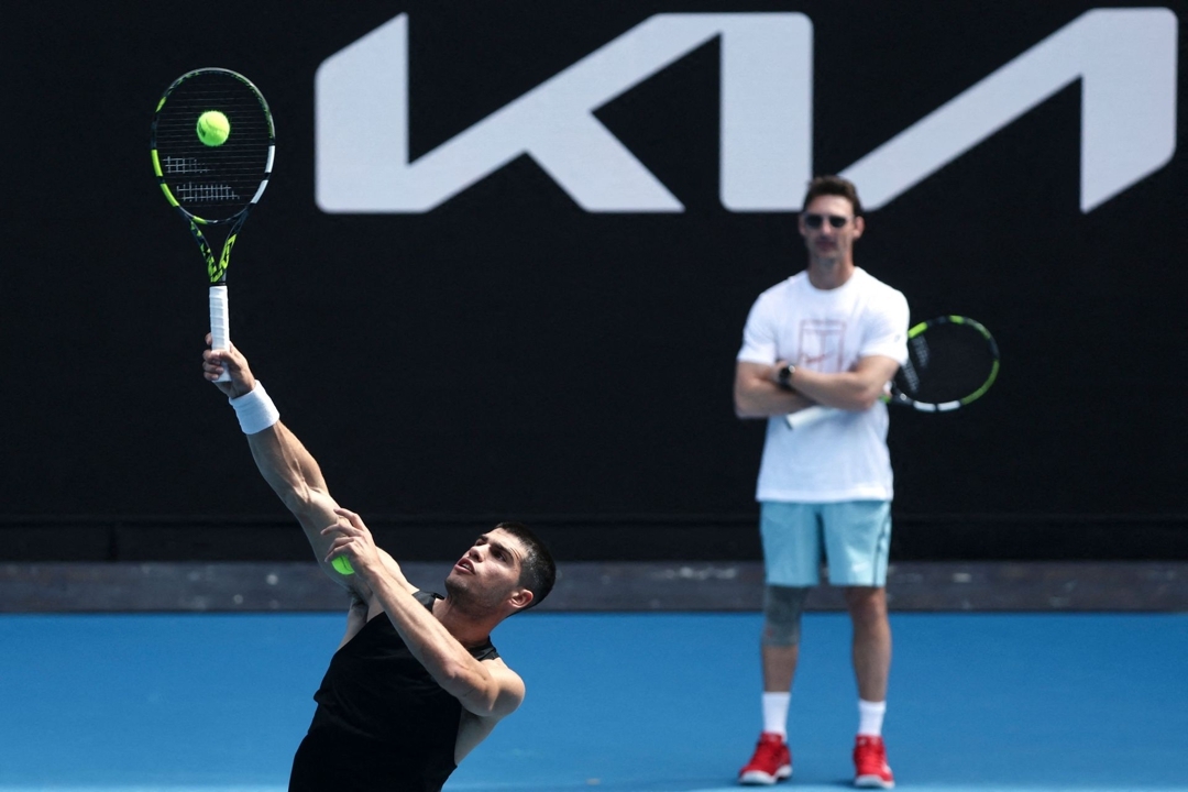 Juan Carlos Ferrero observa a Carlos Alcaraz durante un entrenamiento en el Open de Australia.  DAVID GRAY / AFP