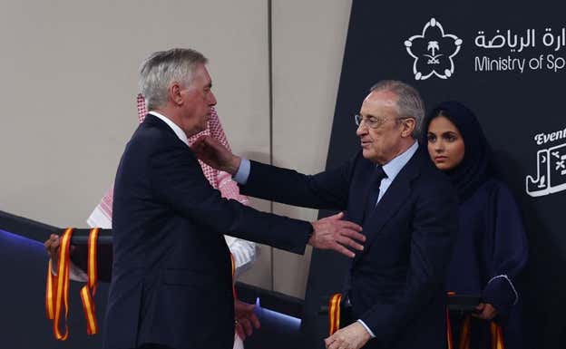 Florentino saluda a Florentino tras la derrota en el Clásico de la Supercopa.  REUTERS