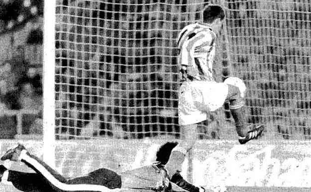 El momento en el que Juanito marca el gol al Barcelona. ABC