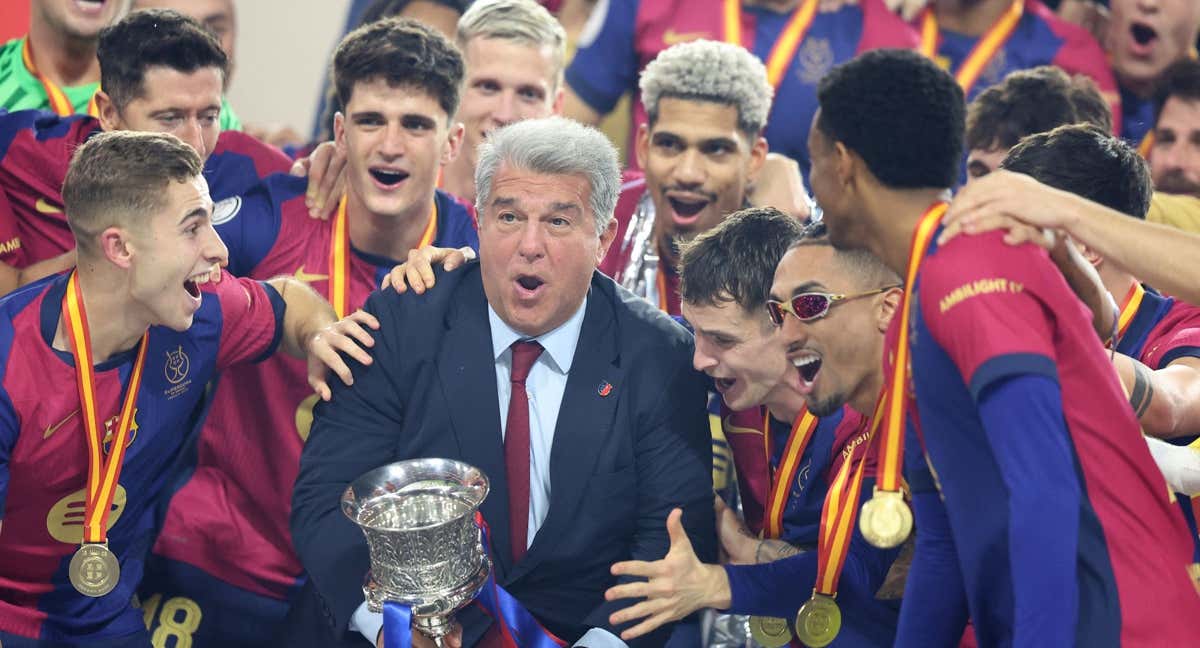 Joan Laporta bajó a celebrar la Supercopa con sus jugadores./AFP