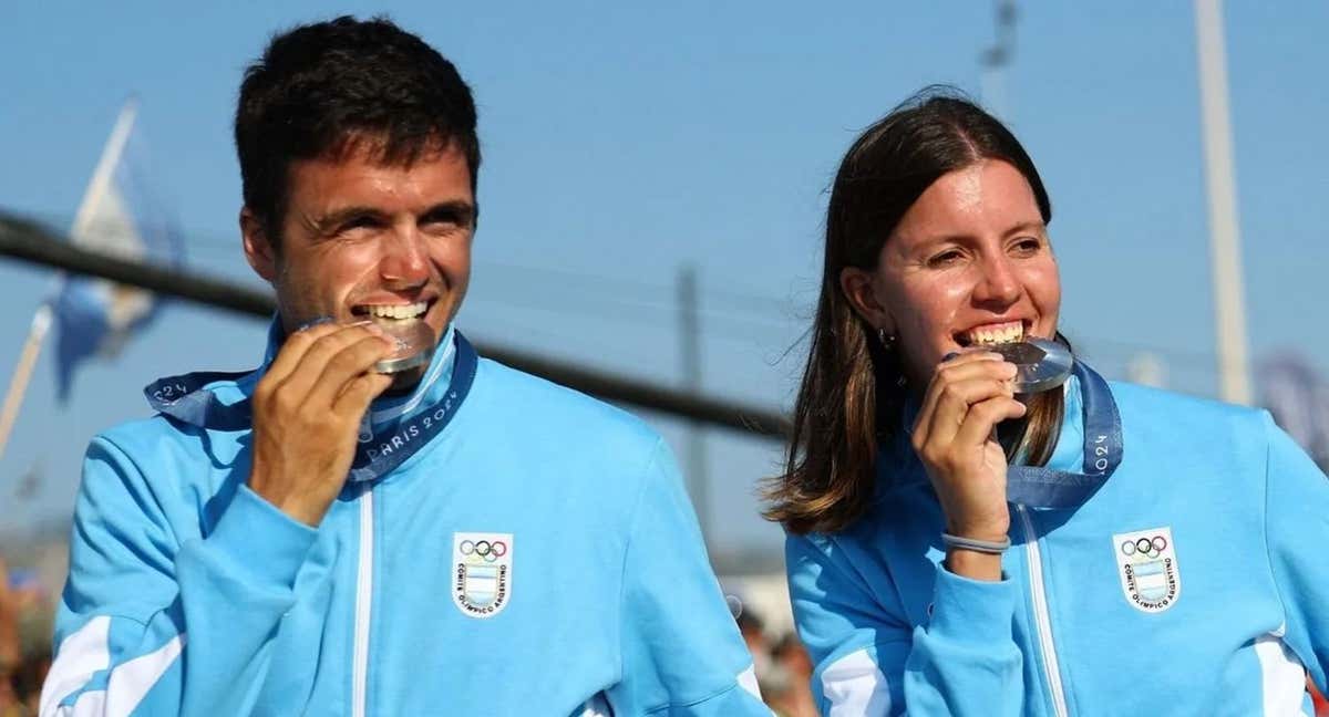 Mateo Majdalani y Eugenia Bosco, con su medalla de plata en París 2024. /WORLD SAILING