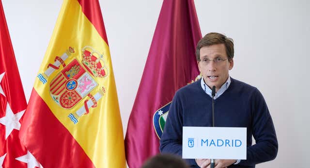 Martínez-Almeida utiliza la imagen de Florentino con Modric para avisar: “Saben cuándo perder”