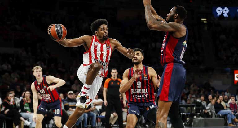Shaquielle Mckissic, en una acción del Baskonia - Olympiacos.