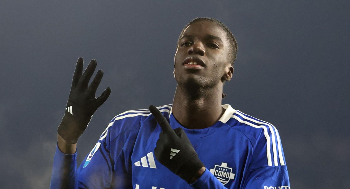 Assane Diao celebra su primer gol con el Como.