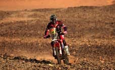 Thosa Schareina se complica (y mucho) el triunfo en el Dakar tras una brutal caída