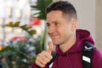 Ander Herrera ya siente la pasión de Boca Juniors: Aterriza en Buenos Aires rodeado de aficionados que le esperaban en Ezeiza