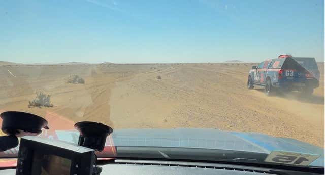 Una mañana compartiendo desierto con los pilotos del Dakar: “Aquí masticas el polvo de Carlos Sainz”
