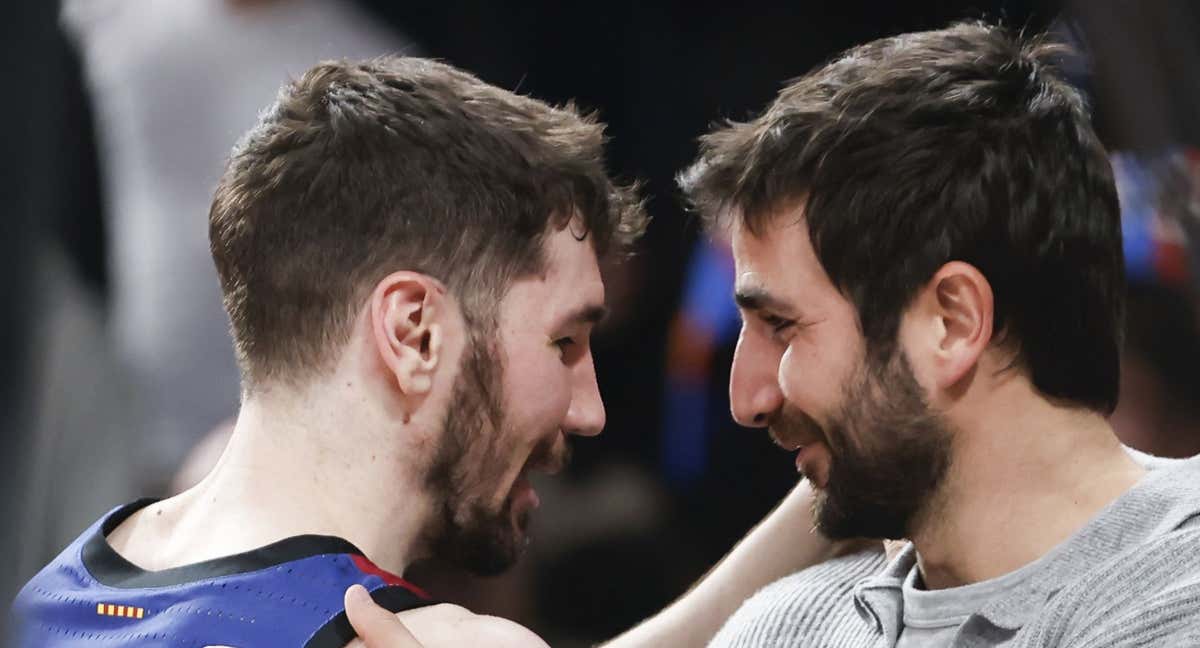 Darío Brizuela se abraza tras el partido con Ricky Rubio. /EFE/QUIQUE GARCÍA