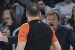 Ergin Ataman estalla contra los árbitros tras su derrota ante el Barça: «Jugamos baloncesto, esto no es fútbol americano»