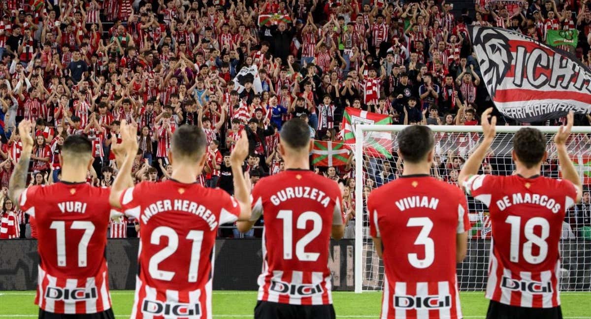 Varios jugadores rojiblancos realizan los tradicionales cánticos al término del encuentro frente a la Grada de Animación.