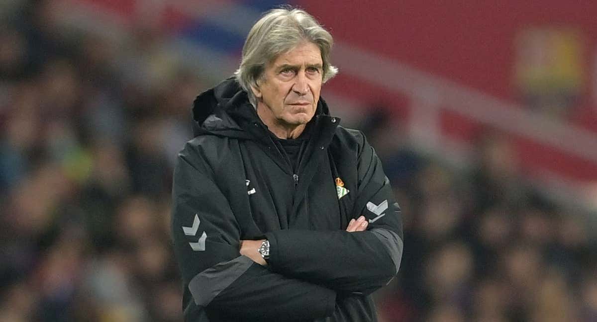 Manuel Pellegrini, con el semblante serio, durante el partido ante el Barcelona./AFP