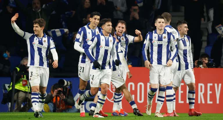Los jugadores de la Real Sociedad celebran la victoria frente al Rayo.