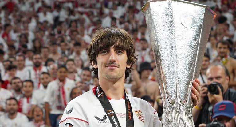 Bryan Gil con la Europa League de Budapest.