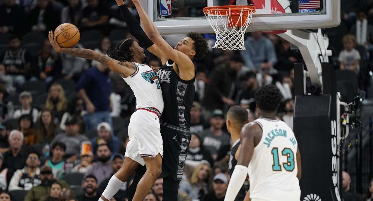 Ja Morant machaca sobre Victor Wembanyama.