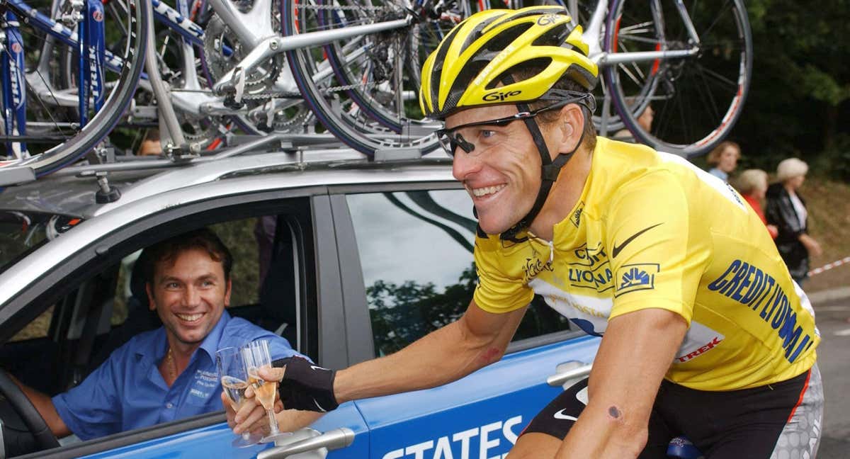 Lance Armstrong celebra con champán el triunfo en el Tour de Francia en 2003./Efe