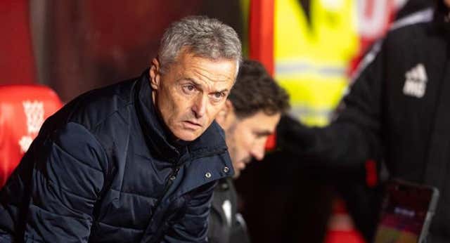La reflexión de Fran Escribá para explicar su “decepción” con Uzuni: “Hay fisios y cocineros en el club que también merecen ganar mucho más y no dejan de trabajar”
