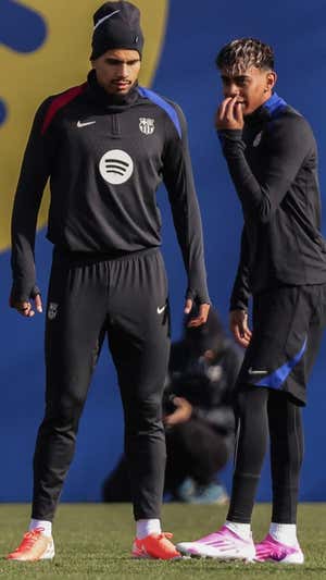 Lamine habla con Araujo.