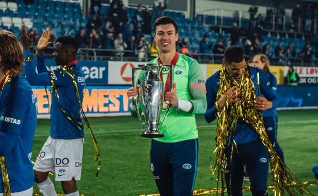 Craninx celebra el título de Liga con el Molde. CEDIDA