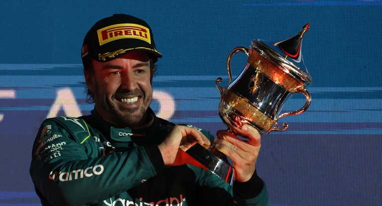 Fernando Alonso en el podio de Baréin.