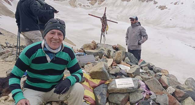 Visitar el lugar del accidente de La Sociedad de la Nieve es un reto: «Horas de carretera, el equipaje en mulas; al llegar arriba me puse a llorar»