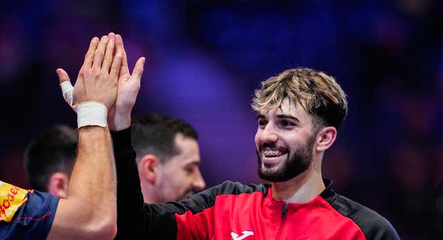Los Hispanos sellan el billete para la segunda fase con una goleada