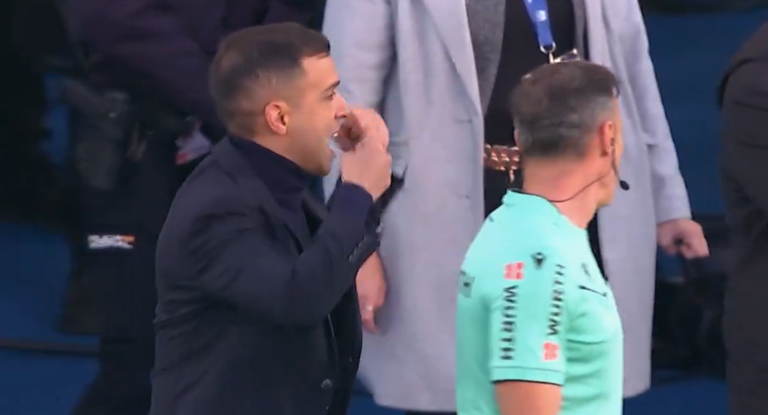 Borja Jiménez se dirige al banquillo de Simeone.