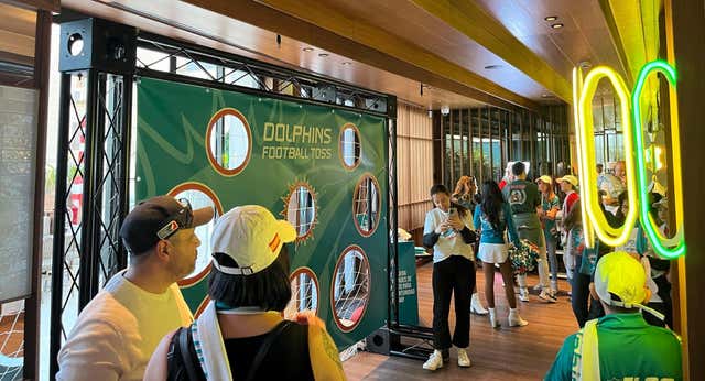 Locura por la NFL en Madrid: los Miami Dolphins reúnen a cientos de aficionados en una puesta en escena de lo que está por venir