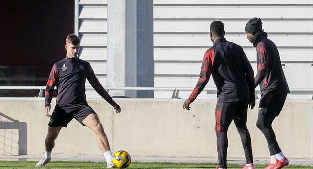 Kike Salas regresa al banquillo en su semana más difícil tras ocho titularidades seguidas