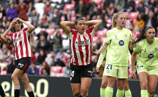 Leire Baños se lamenta tras estrellar un balón en el palo. Athletic Club
