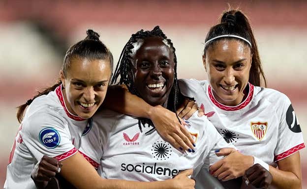 Natalia Padilla, Fatou Kanteh y Débora en un partido.  SEVILLA CF FEMENINO