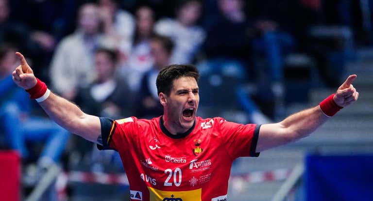 Abel Serdio, pivote de los Hispanos, celebra el triunfo contra Japón. La selección española ya está en la segunda fase del Mundial 2025.