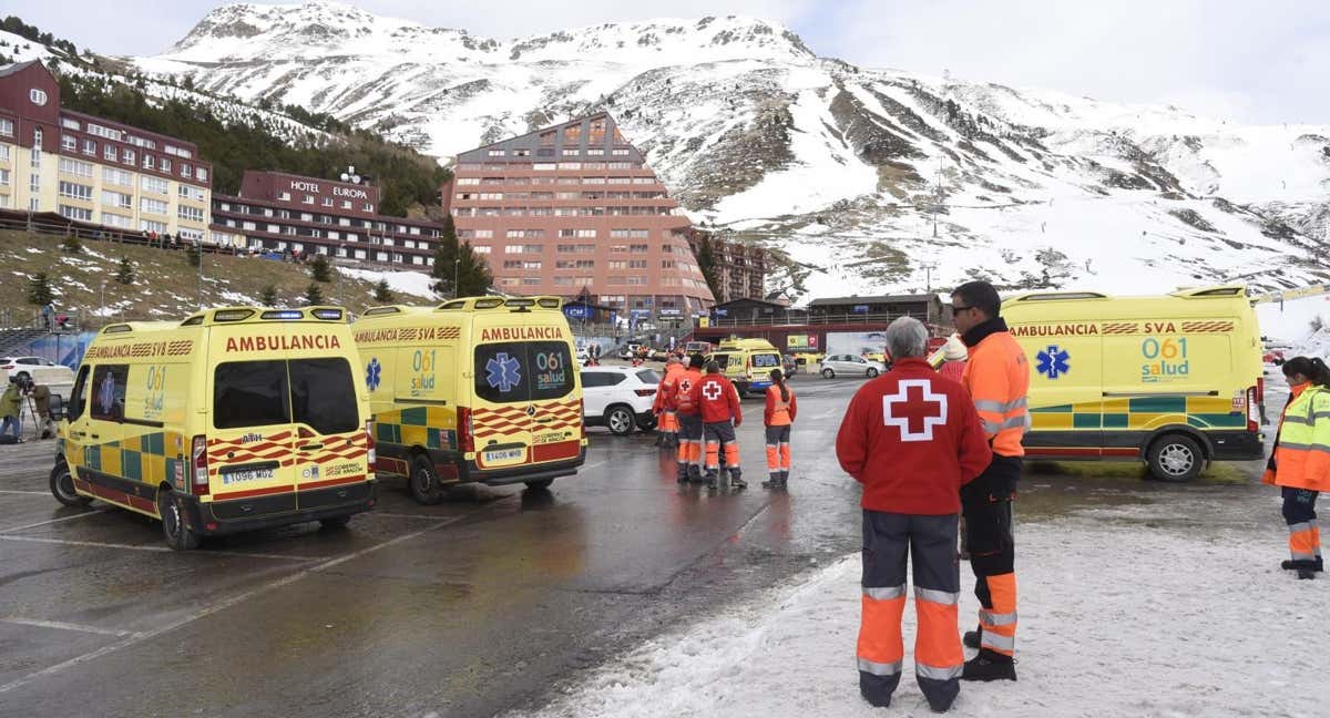 Servicios médicos en la estación de esquí de Astún después del accidente. /EFE