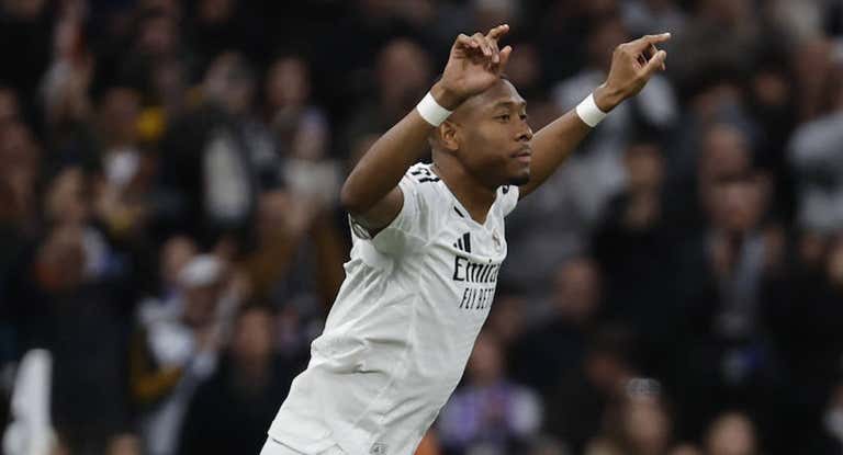 Alaba se retira lesionado ante el Villarreal.