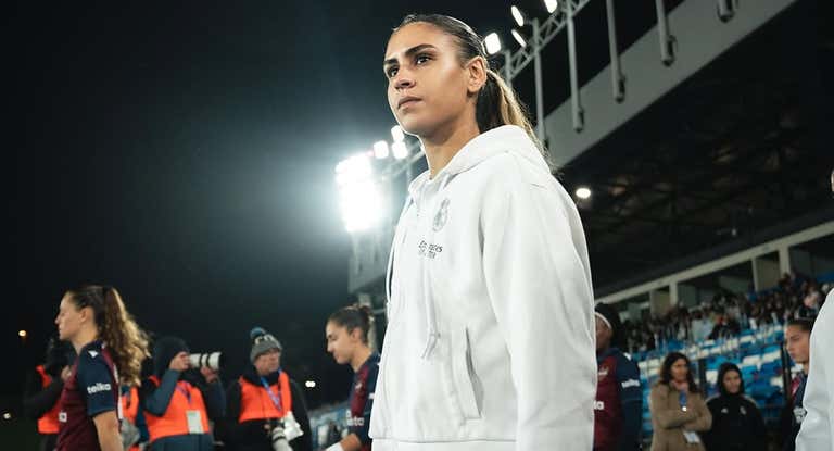 Maelle Lakrar saliendo a un partido.