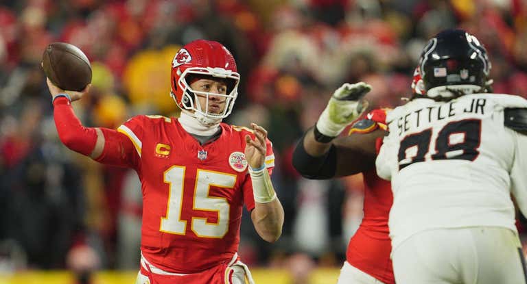 Patrick Mahomes lanza durante el partido de los Chiefs.