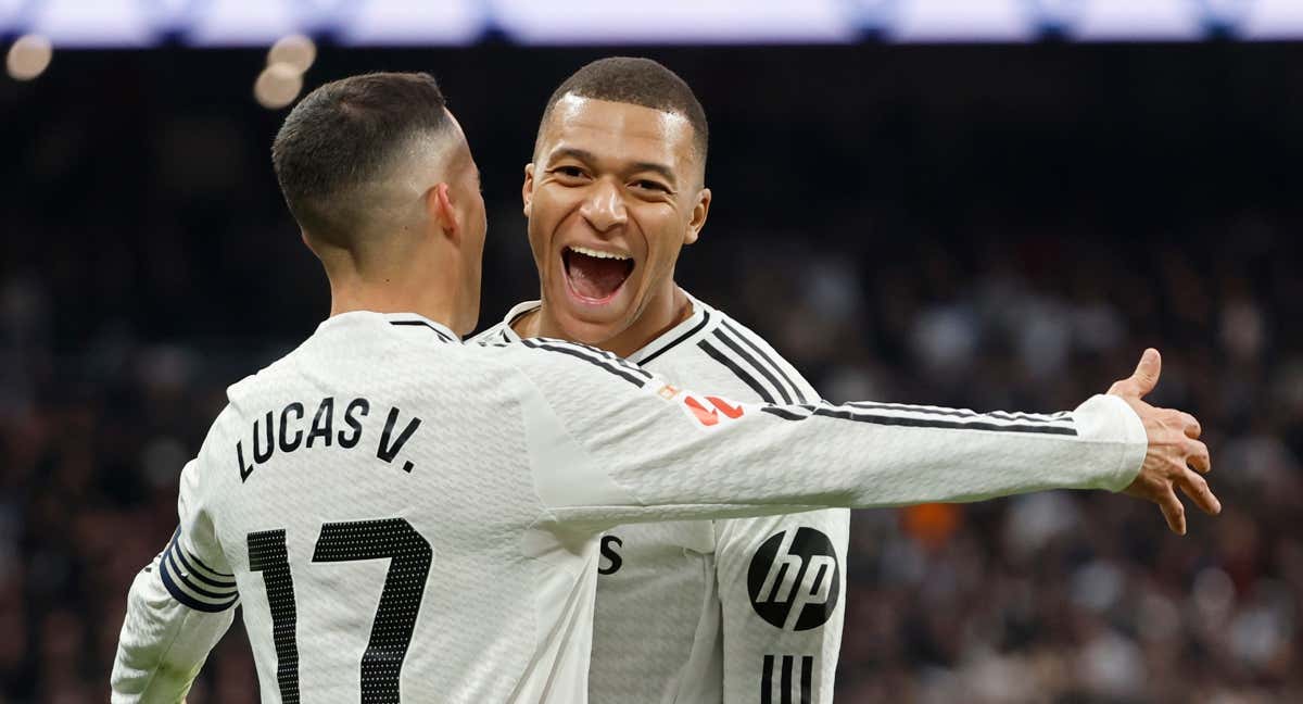 Kylian Mbappé y Lucas Vázquez celebran un gol del Real Madrid./EFE