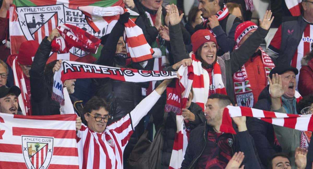 Aficionados rojiblancos animan a su equipo en el duelo ante el Ludogorets./Athletic Club