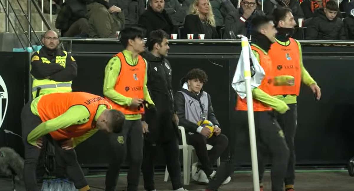 Kubo, Barrenetxea, Sucic y Oyarzabal en el calentamiento en la banda de Mestalla.