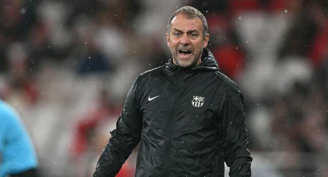 Hansi Flick salva a Sczensy del escarnio público: “¿Qué jugador no comete errores?”