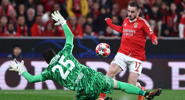 ¿Por qué es penalti de Szczesny aunque no haya tocado a Akturkoglu?