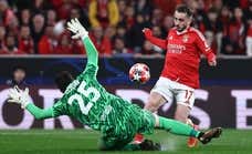 ¿Por qué es penalti de Szczesny aunque no haya tocado a Akturkoglu?