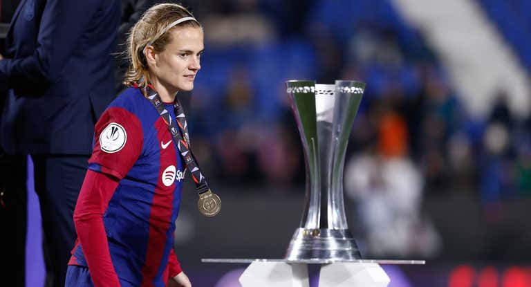 Irene Paredes, capitana del Barça, durante la recogida del trofeo en la final de 2024 en el estadio de Butarque.