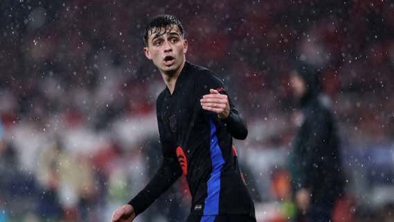 Pedri, hoy, en el partido ante el Benfica. /REUTERS
