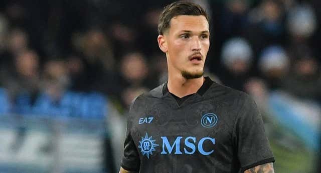El Nápoles deja en ‘standby’ la salida de Rafa Marín y el Villarreal pone fecha límite al traspaso