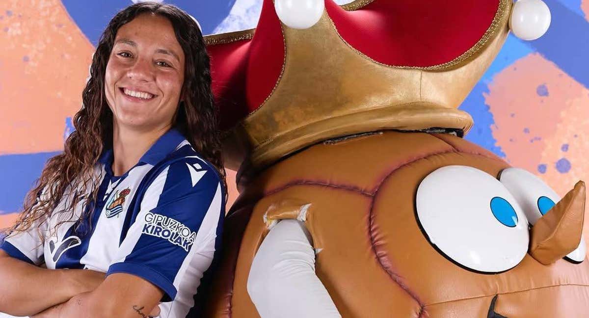 Emma Ramírez, jugadora de la Real Sociedad y ex del FC Barcelona Femenino, posa con Txurdin, mascota de la Real.